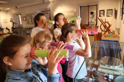 Dzieci prezentujące prace wykonane podczas wakacji w muzeum