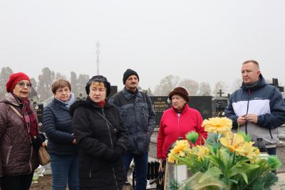 Uczestnicy spaceru na cmentarzu