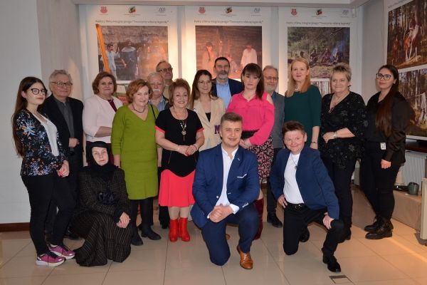 Grupa osób podczas spotkania