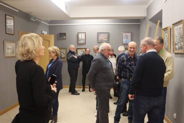 Grupa osób podczas wernisażu