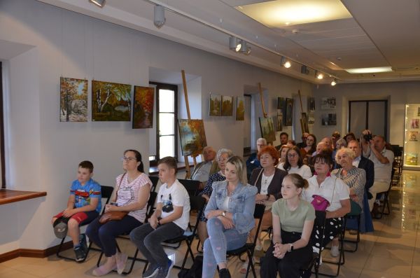Grupa osób podczas koncertu