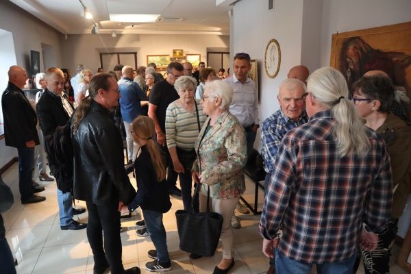 Grupa osób podczas wernisażu
