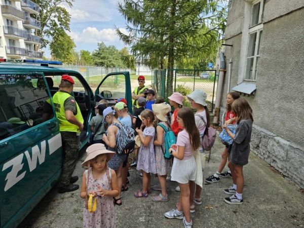 Grupa dzieci podczas wakacji