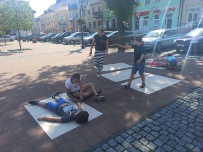 Grupa dzieci na rynku miejskim