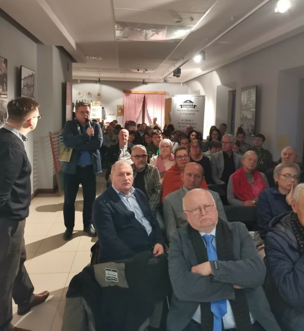Grupa osób podczas promocji książki