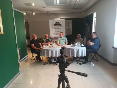 Grupa osób podczas wywiadu o brydżu