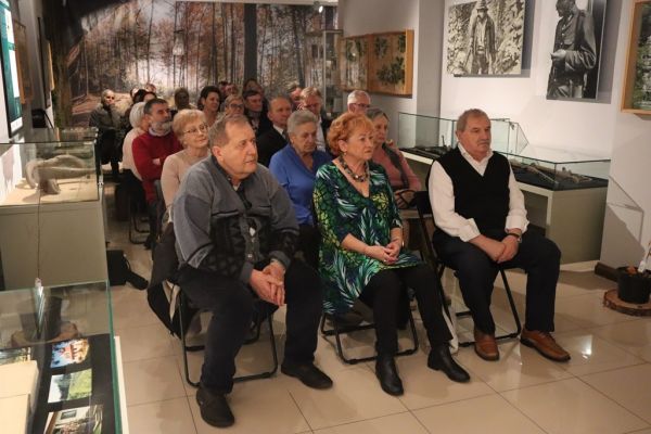 Grupa osób podczas promocji książki