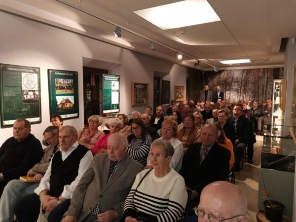 Grupa osób podczas promocji książki