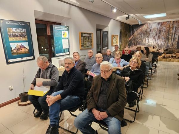 Grupa osób podczas wykładu organizowanego przez muzeum