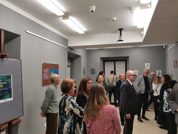 Grupa osób podczas wernisażu