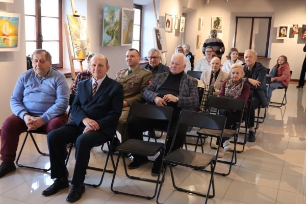Grupa osób podczas promocji książki