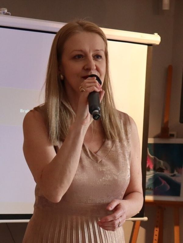 Kobieta z mikrofonem podczas występu