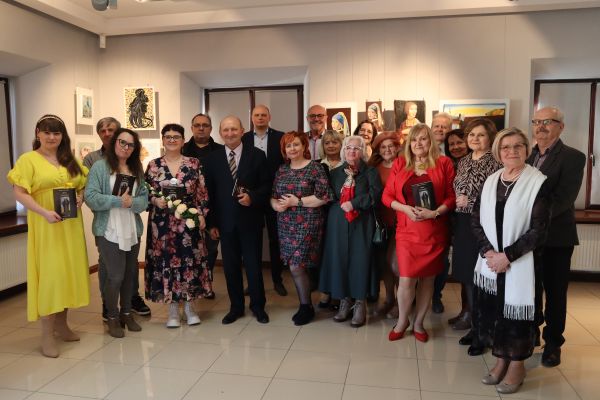 Grupa osób na sali w muzeum