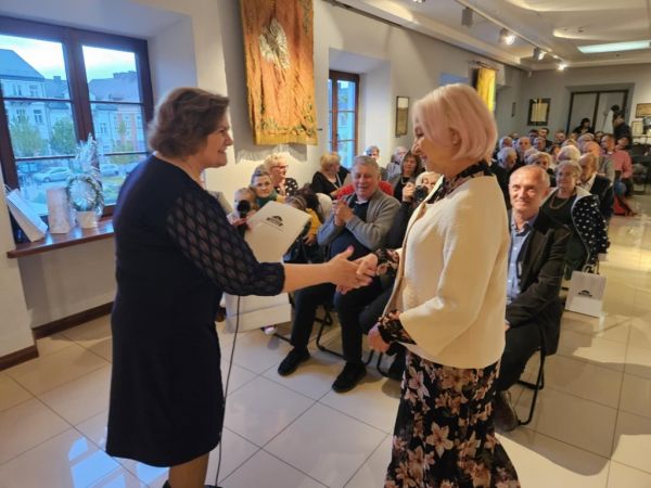Grupa osób na sali w muzeum