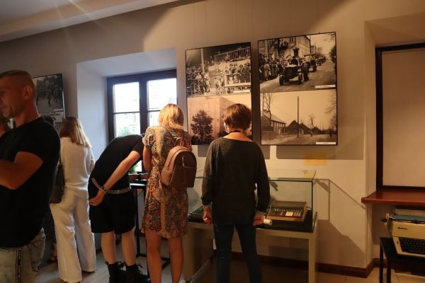 Grupa osób na sali w muzeum