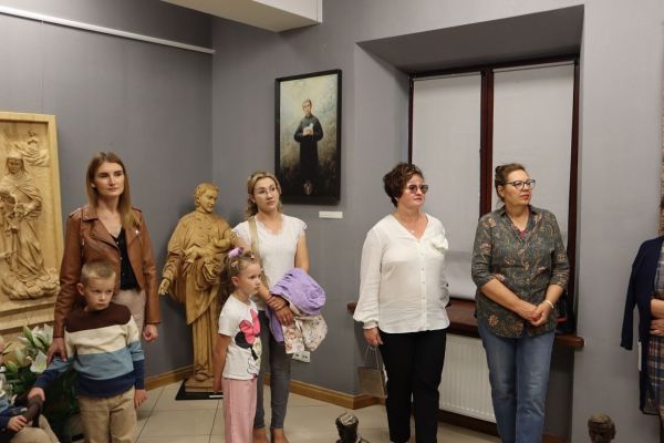 Grupa osób na sali w muzeum