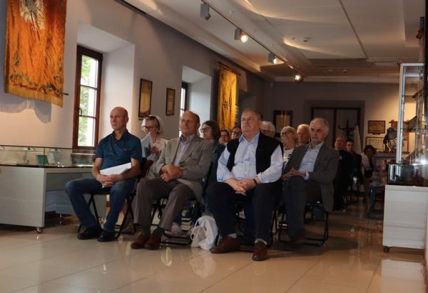 Grupa osób na sali w muzeum