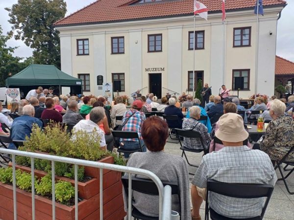 Grupa osób na rynku miejskim