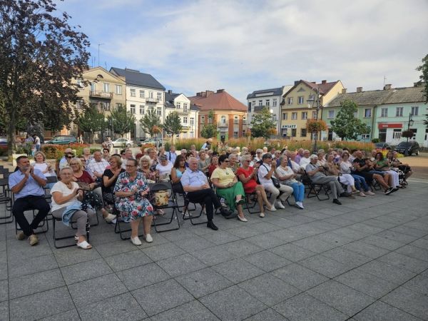 Grupa osób na rynku podczas koncertu
