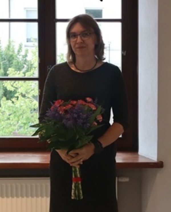 Kobieta podczas wernisażu