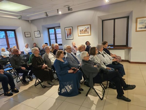 Grupa osób na sali w muzeum