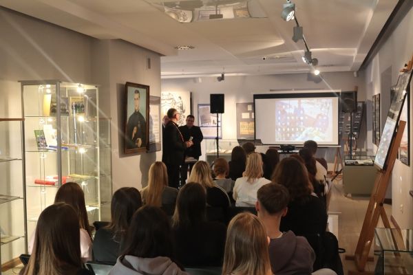 Grupa osób na sali w muzeum