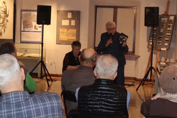 Grupa osób na sali w muzeum