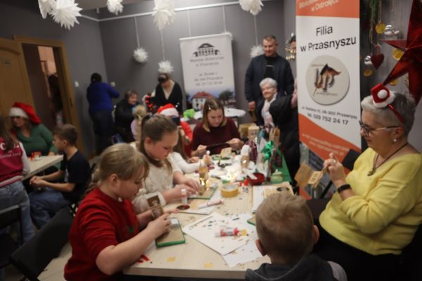 Grupa osób na sali w muzeum podczas warsztatów