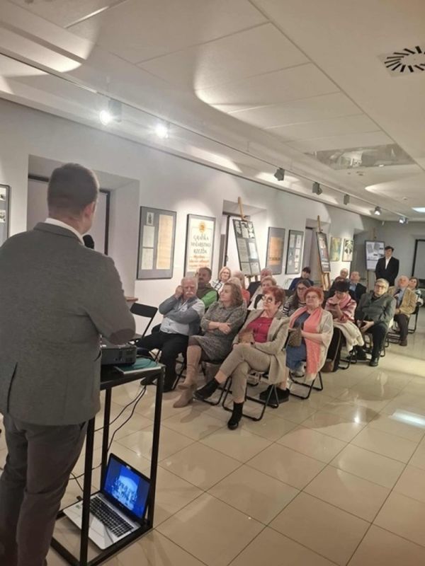 Grupa osób na sali w muzeum