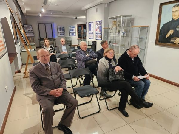 Grupa osób na sali w muzeum