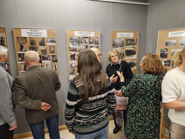 Grupa osób na sali w muzeum