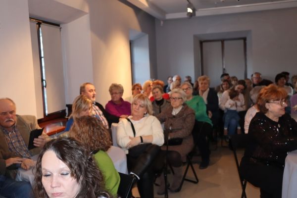 Grupa osób na sali w muzeum