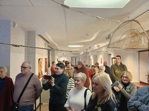 Grupa osób na sali w muzeum