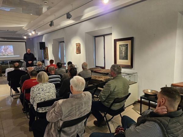 Grupa osób podczas wykładu