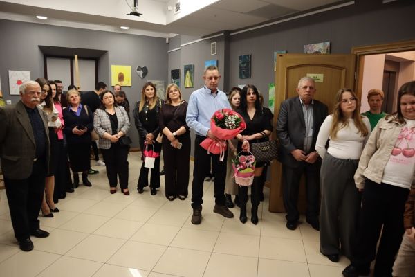 Grupa osób na sali w muzeum