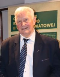 Mężczyzna podczas wernisażu