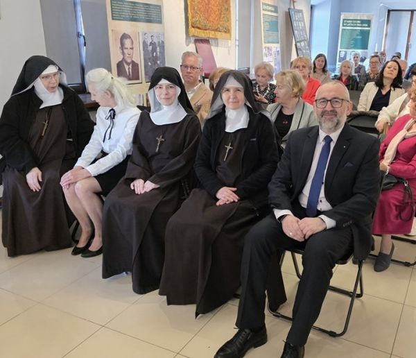 Grupa osób na sali w muzeum