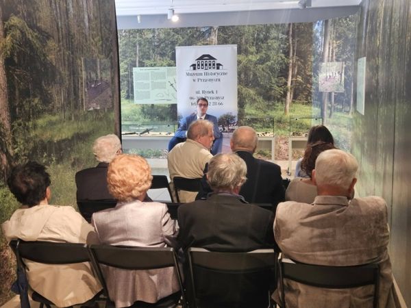 Grupa osób na sali w muzeum