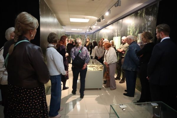 Grupa osób na sali w muzeum
