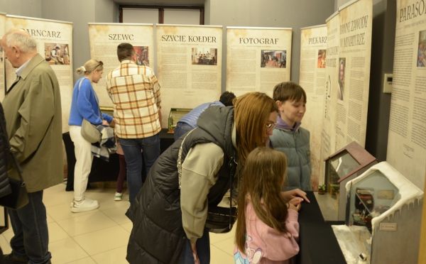 Grupa osób na sali w muzeum