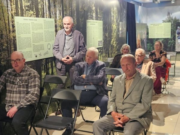 Grupa osób na sali w muzeum