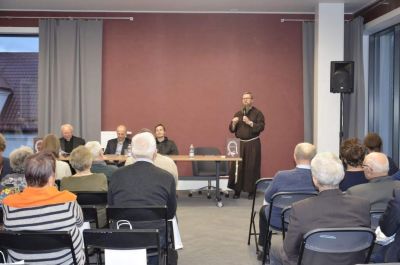 Grupa osób na sali konferencyjnej podczas promocji publikacji