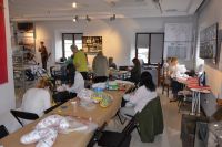 Grupa osób na sali muzealnej podczas spotkania