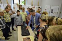 Grupa osób podczas zwiedzania wystawy w muzeum