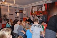 Grupa osób na sali w muzeum
