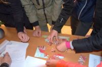 Dziecięce dłonie podczas profilaktycznej gry