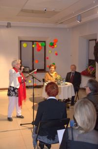 Grupa osób na sali w muzeum