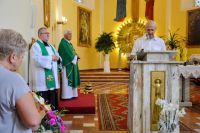 Mężczyzna przemawiający przed ołtarzem w Kościele
