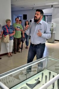 prelegent i słuchacze na sali muzeum podczas wernisażu