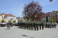 grupa żołnierzy na placu przed ratuszem podczas uroczystości